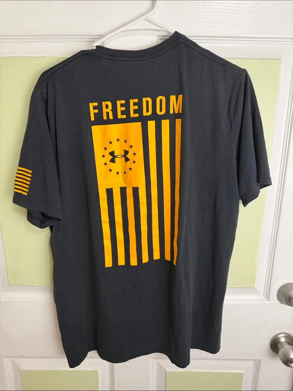 (2358) Under Armour Men’s Black Short Sleeve Tee /Yellow Logo and Sleeve Flag